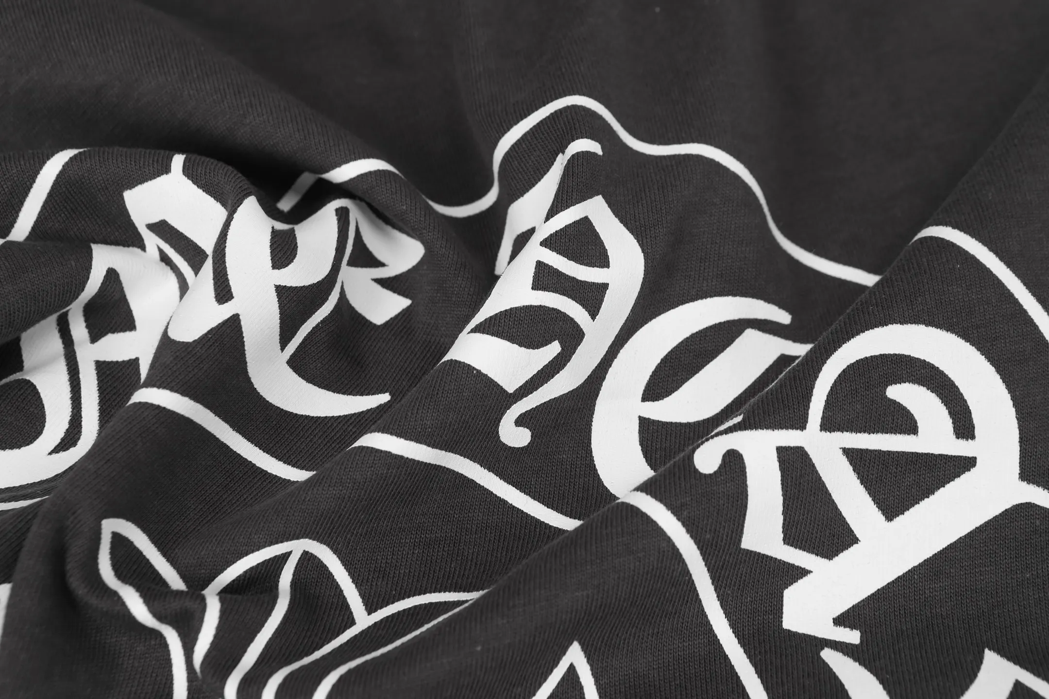 P150 -Chrome Hearts/Chrome Hearts 23ss scroll horseshoe Sanskrit printed popular long-sleeved T-shirt -High weight, high density and high quality. The wool is soft, delicate and skin-friendly. Soft and silky to the touch. Excellent warmth and skin-friendly properties. -Customized weaving and dyeing, no color difference, no matter the fabric or workmanship details. Compare the ordinary version on the market. -Colour: black, white, gray. -Size: S M L XL